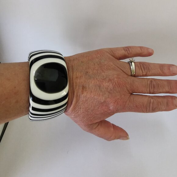 Vintage 60’s Black and White Lucite Op Art Bangle Bracelet - Picture 7 of 7